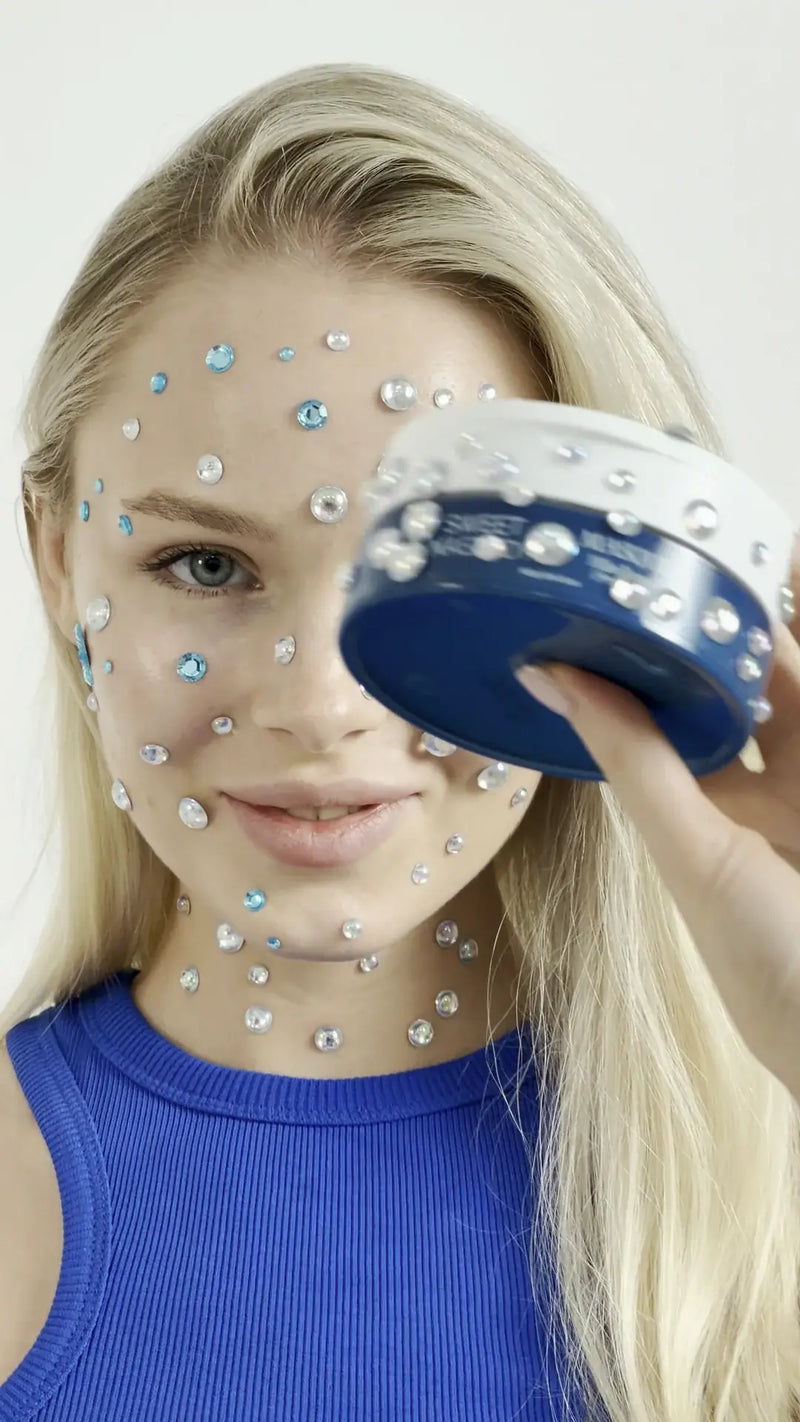 Sweet Nabbody, Masque Nila Royal presente face camera