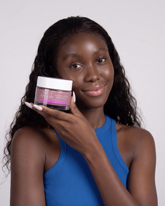 Masque Akkar Fassi Cerise - Édition Limitée, porté